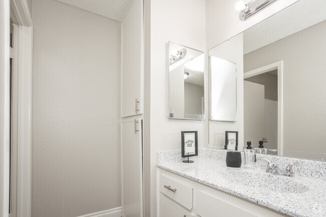 2BR, 1BA - 980SF - Bathroom