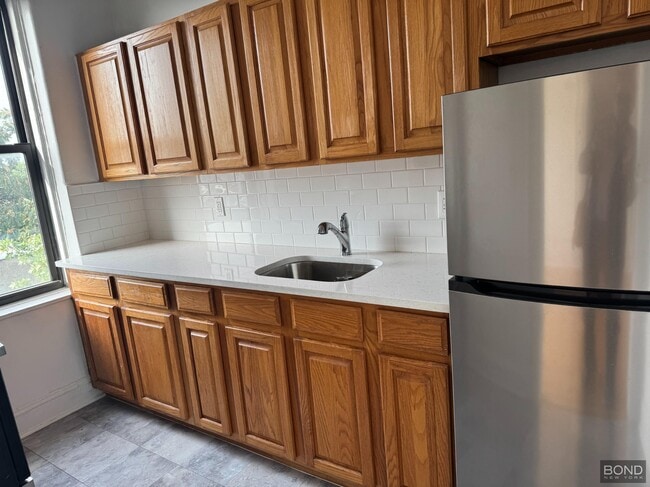 Building Photo - 31-14 35th St Unit 4B