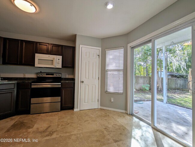 Photo - 572 Staffordshire Dr