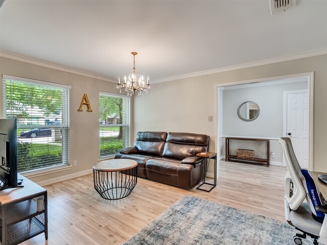 Photo - 2811 Quincannon Ln