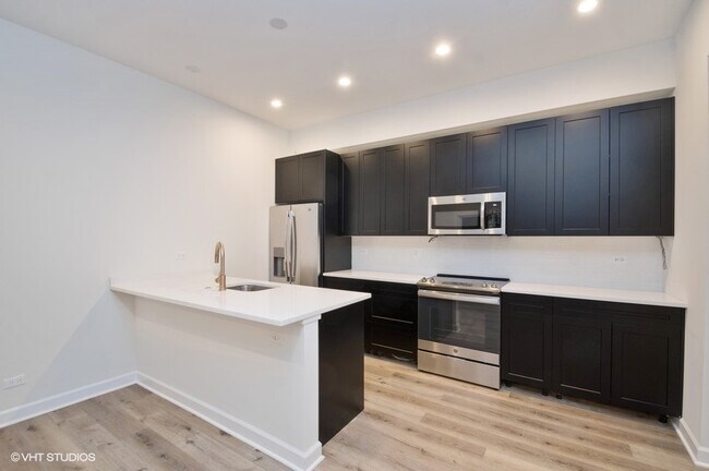 Photo - 621 W Belmont Ave