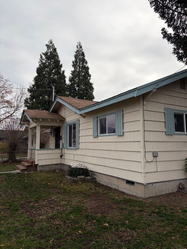 Photo - 7 minutes to Sky Lakes Medical Center and Oregon Tech ~Newly renovated 3 bedroom, 1 bath house wi...