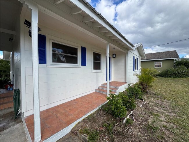 Photo - 825 Poinsettia Dr