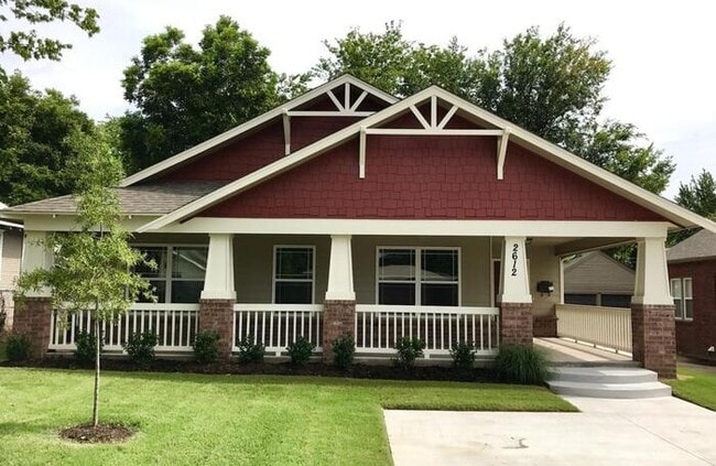 Building Photo - 3/2 Open And Bright Craftsman! Rental