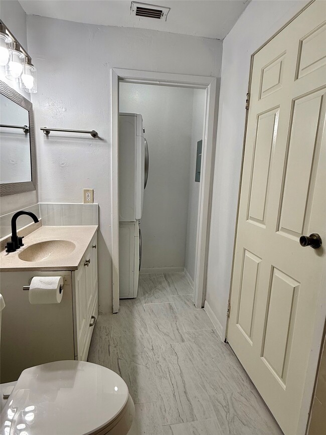 Building Photo - 10855 Meadowglen Ln Unit 1009