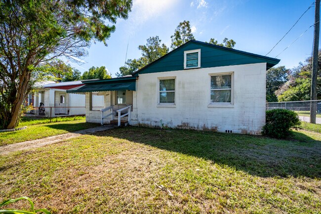 Photo - 1602 Wambolt St