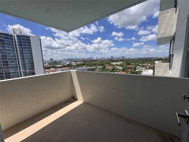 Building Photo - 2899 Collins Ave Unit 1526