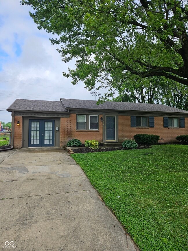 Photo - 748 Maple Ln House