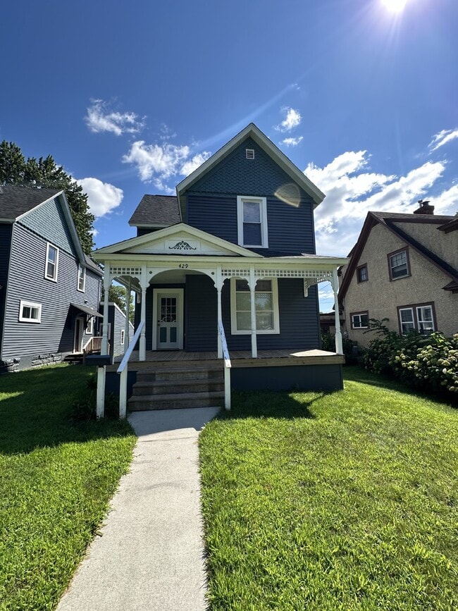 Building Photo - Superb 3 Bed 2 Bath close to UWEC! Availab... Rental