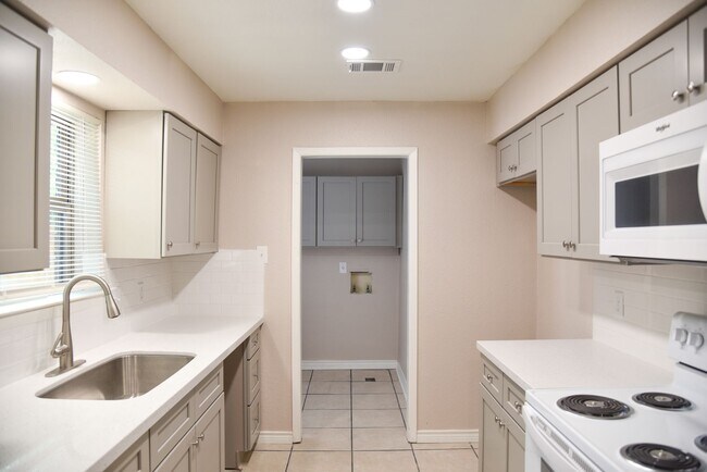 Photo - 305 Amherst Ct Unit 305 Amherst