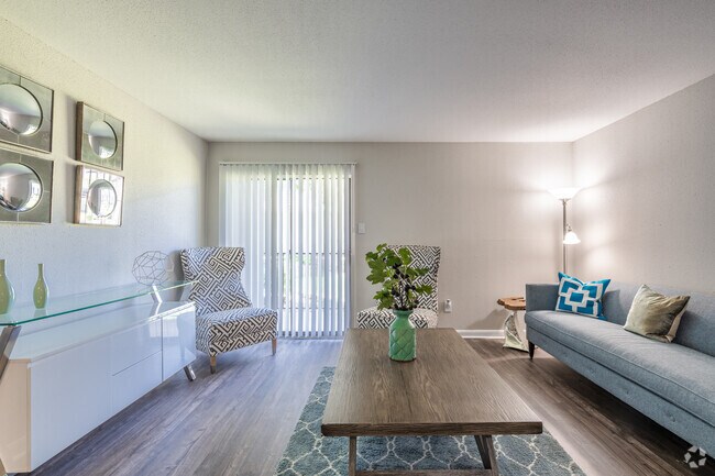 1BR, 1BA - 738SF