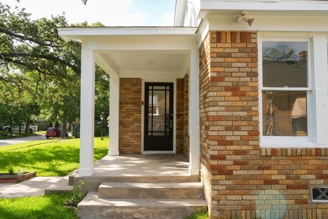 Photo - 1569 Elliott St