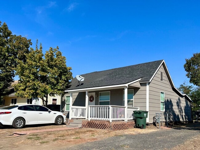 Building Photo - Charming 2-Bedroom Home Near Washington El...