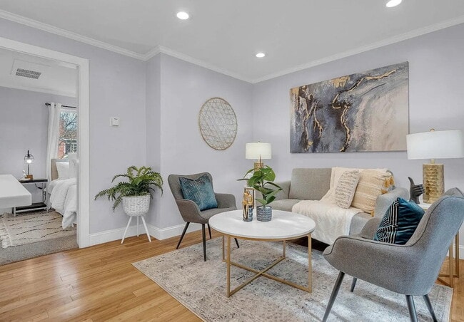 Building Photo - Welcome to a stylish one-bedroom, one-bath... Rental