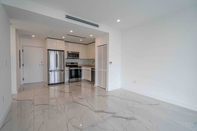 Photo - 8425 Crespi Blvd