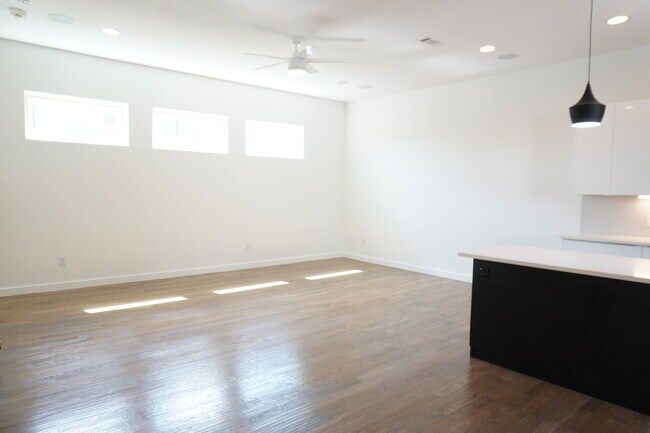 Photo - 5615 Bryan Pky Unidad B Rental