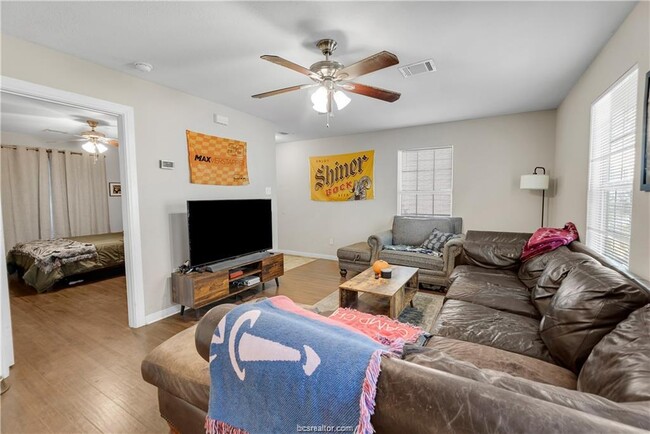 Photo - 807 Pasler St