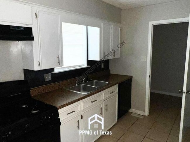 Building Photo - 5612 Crescent Dr