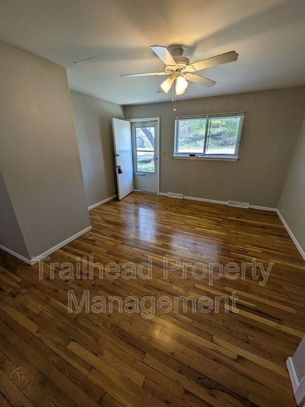 Photo - 110 S High St