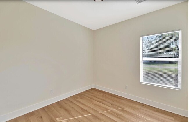 Photo - 17121 W Kashmir St