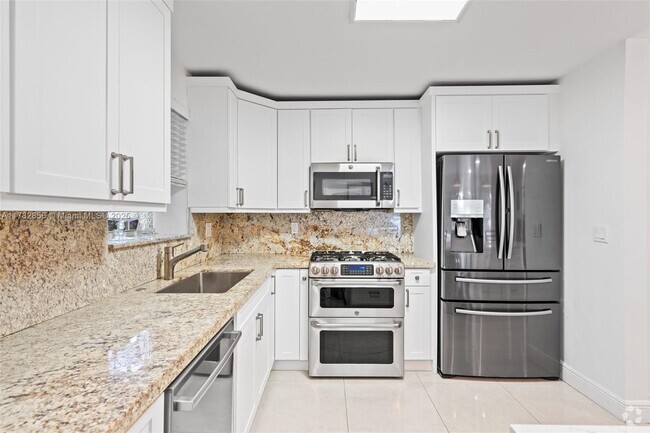 Building Photo - 9221 SW 16th St Rental