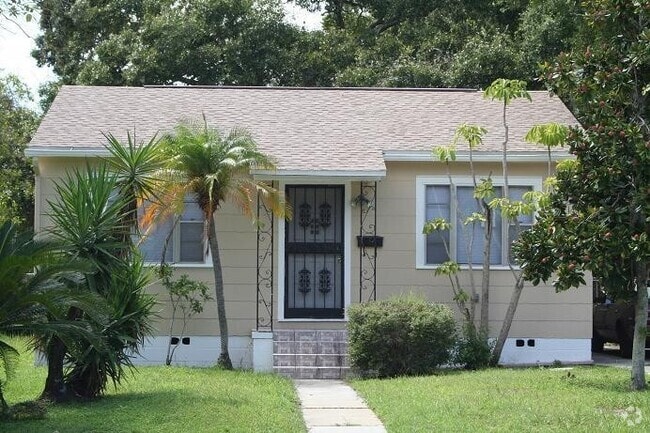 Building Photo - Three Bedroom One Bathroom House