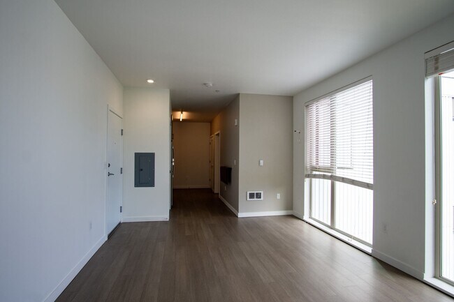 Photo - Light & Bright Top-Floor Studio w/Modern Amenities Ready Mid-April! Unidad 410