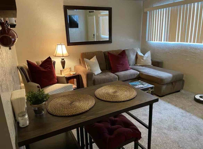 Photo - 604 Center St W