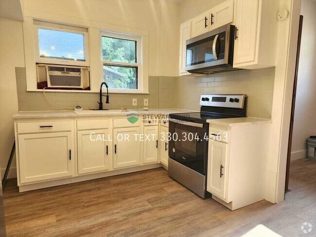 Building Photo - 687 Allyn St Unit C Rental
