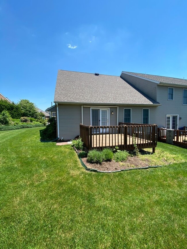 Photo - Beautiful 3 BR End Unit Townhouse in Summit Hills!