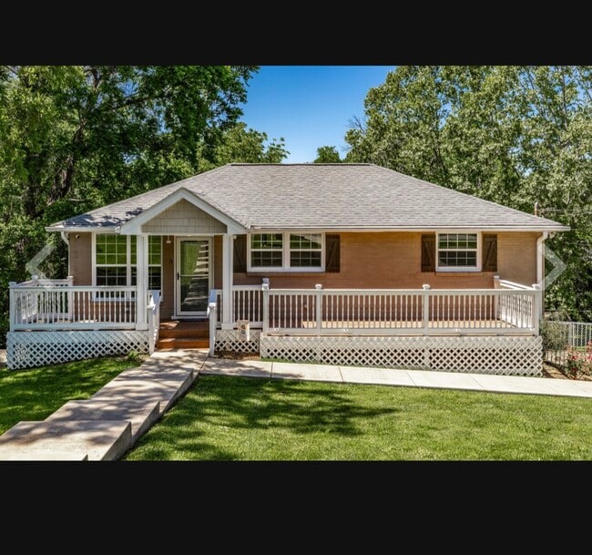 Building Photo - 907 N Graycroft Ave