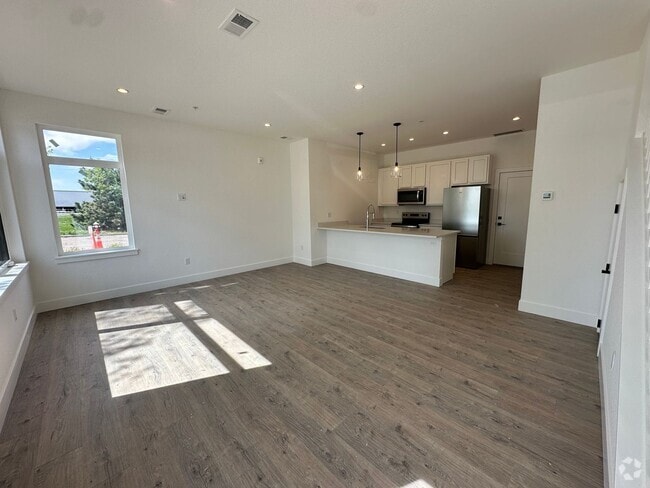 Building Photo - 585-150 Unit 10 Rental