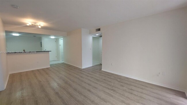 Building Photo - 2642 Collins Ave Unit 408