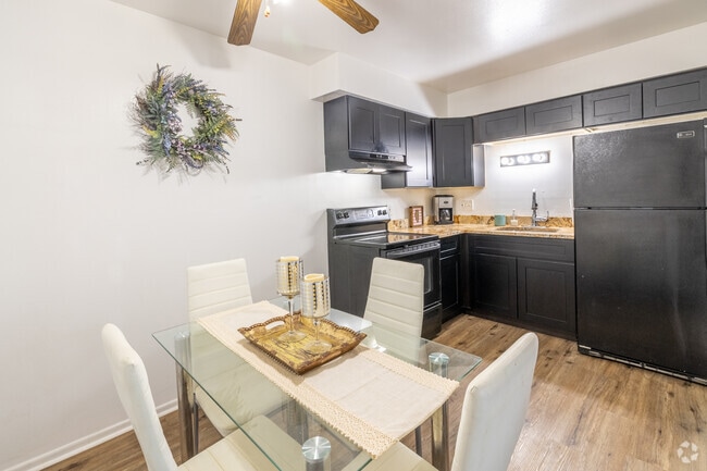 2 BR, 1 BA - 726 SF