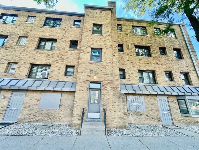 Building Photo - 1555 Monroe Ave Unit 2