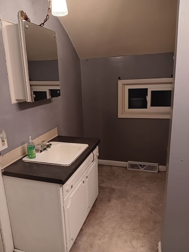 Building Photo - 602 W 2nd St Unit 1/2 Rental