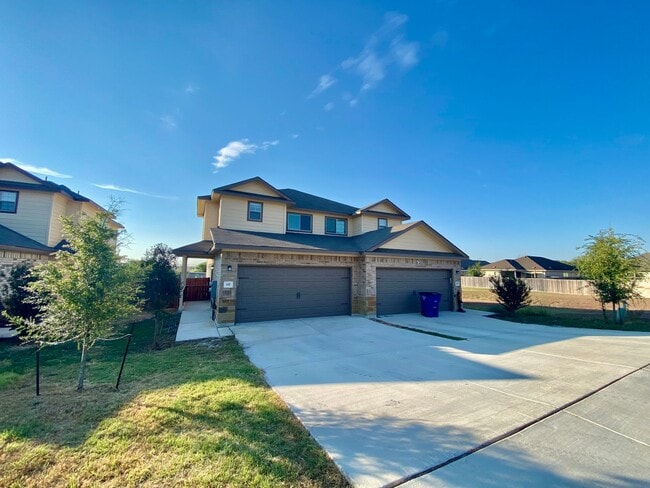 Building Photo - Luxury Townhome in New Braunfels