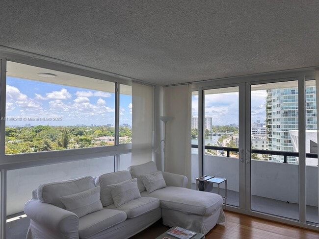 Building Photo - 3200 Collins Ave Unit 7-4