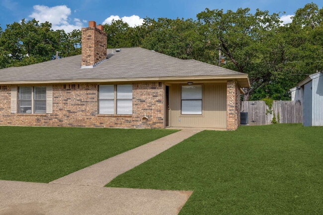 Building Photo - Updated 2 Bed, 2 Bath Home in Desirable Location