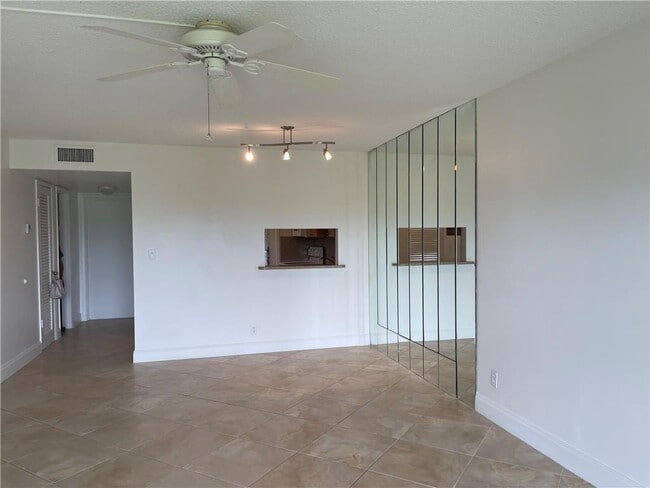 Photo - 950 Hillcrest Dr Unit 302