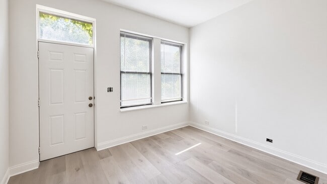 Photo - 4832 N Winthrop Ave Unit 1W