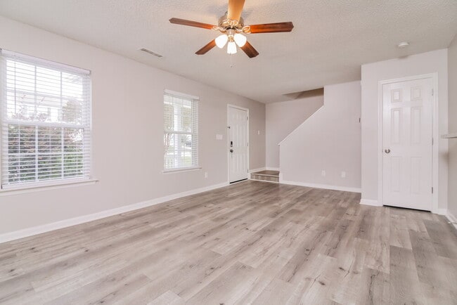 Photo - 4904 Silverdene St