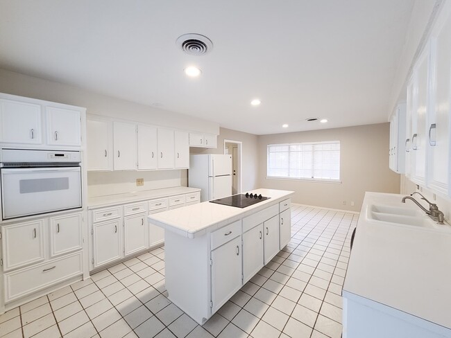 Photo - 2900 Goddard Pl