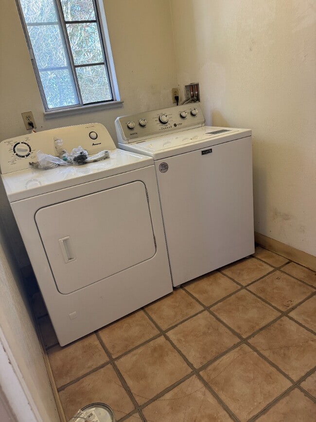 Spacious 2-Bedroom Condo in Prime Santa Clara Location - 2 Car parking spots included, in-unit la...