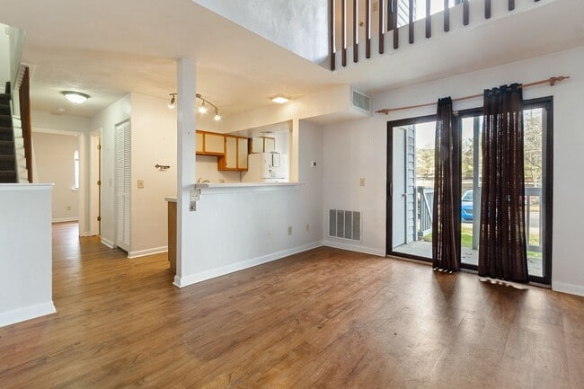 Photo - 2 Bed/2 Bath with loft. Close to Campus On bus line. Unit H