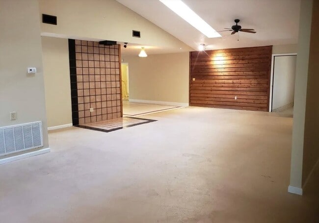 Photo - 3060 Robertson Rd