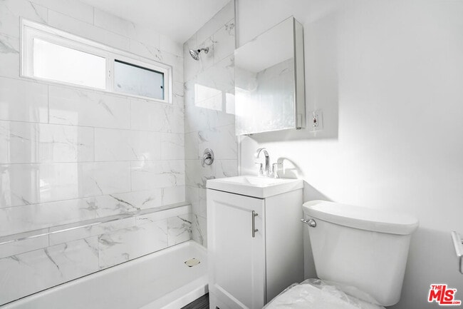 Building Photo - 317 S Kenmore Ave Unit 1