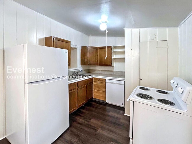 Photo - 110 1/2 W Cheyenne Rd Unit back