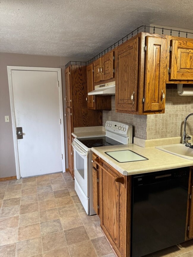 Photo - Great 2 Bedroom/2 Bath Duplex Unit For Lease