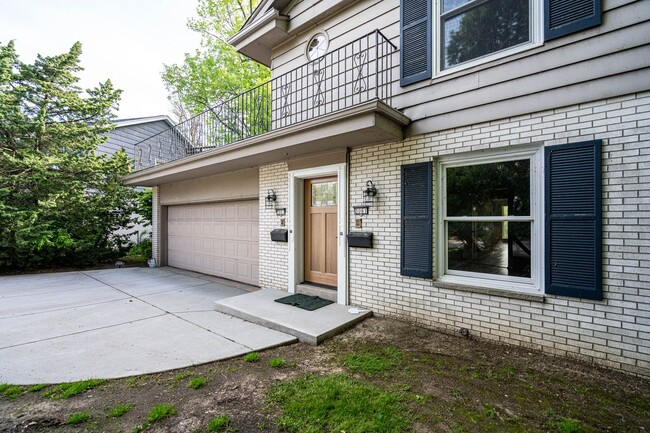 Building Photo - LIVE ON LAKE MICHIGAN IN THIS SPACIOUS CONDO!